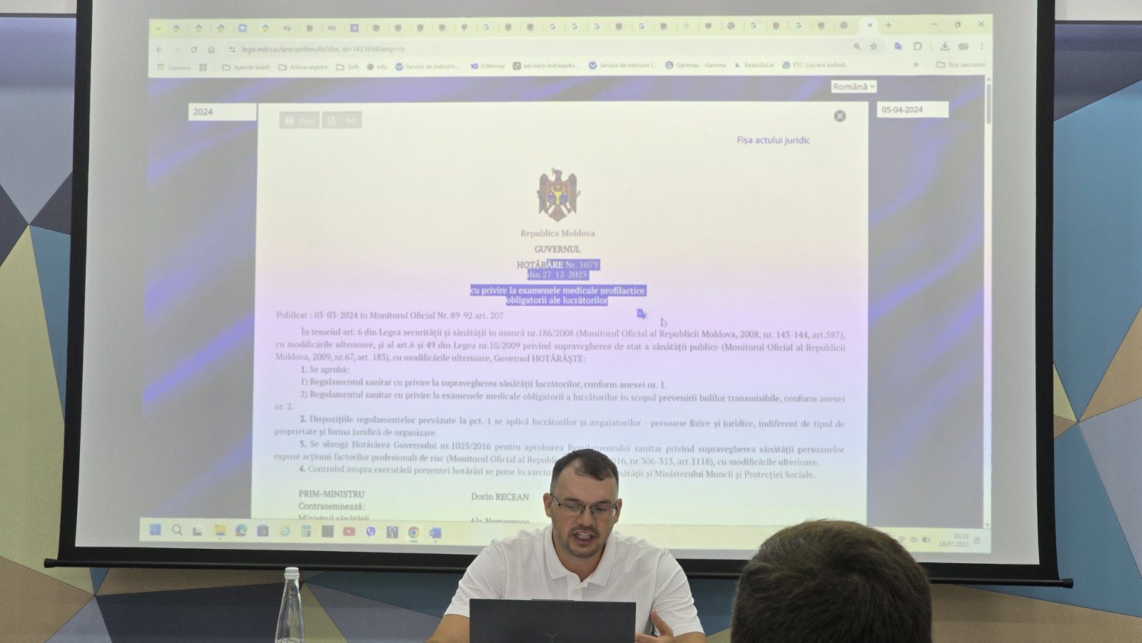 Prezentare la cursul de securitate și sănătate în muncă din 18 iulie 2025, cu un act normativ afișat pe ecran